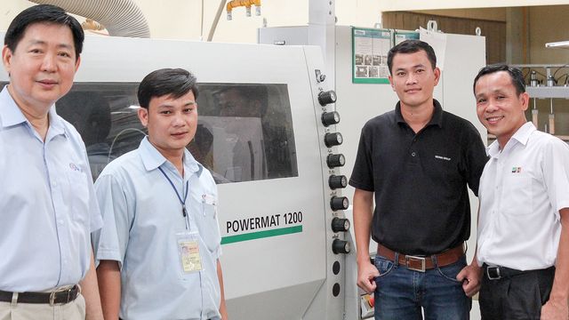 The straight path to success: Tony Sulimro (Owner of San Lim) and his Head of Production Nguyen Dinh Khanh. To the left and right: Tran Hoia Son and Chung Van Dang (Michael Weinig Asia) The straight path to success: Tony Sulimro (Owner of San Lim) and his Head of Production Nguyen Dinh Khanh. To the left and right: Tran Hoia Son and Chung Van Dang (Michael Weinig Asia)