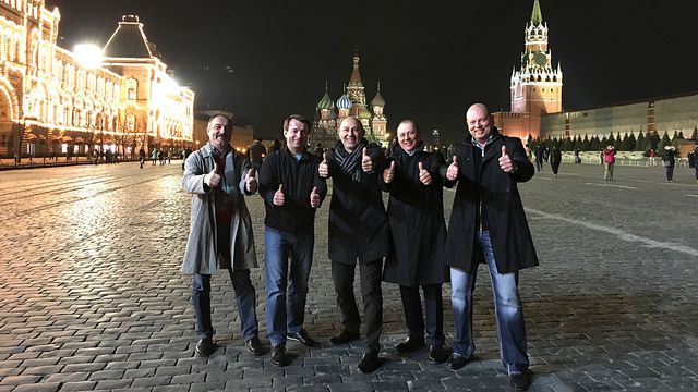 Beste Stimmung in Moskau: WEINIG Vertriebsvorstand Gregor Baumbusch (rechts) und Angara Plus Geschäftsführer Vladimir Kashishin (2. v. l.) freuen sich mit dem Team über die Fortschritte des Projekts Beste Stimmung in Moskau: WEINIG Vertriebsvorstand Gregor Baumbusch (rechts) und Angara Plus Geschäftsführer Vladimir Kashishin (2. v. l.) freuen sich mit dem Team über die Fortschritte des Projekts