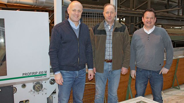 Group photo with the test candidate: Managing Director Stefan Wyss (center) with Enrico Baier of Raimann (left) and Erik Barmettler of WEINIG HOLZ-HER Schweiz