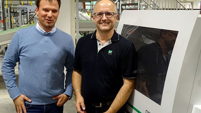 WIN-WIN-Situation für Lieferant und Kunde: Manfred Ness von WEINIG (rechts) mit Tricor-Projektleiter Maik Christmann WIN-WIN-Situation für Lieferant und Kunde: Manfred Ness von WEINIG (rechts) mit Tricor-Projektleiter Maik Christmann