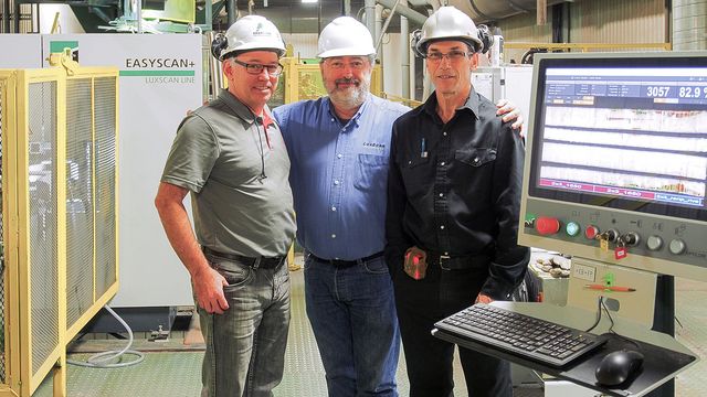 Satisfied management: Production Director Alain Mignault and Quality Manager Daniel Tremblay, delighted with their wood recovery, with Thierry Labetoulle from Luxscan (center) Satisfied management: Production Director Alain Mignault and Quality Manager Daniel Tremblay, delighted with their wood recovery, with Thierry Labetoulle from Luxscan (center)