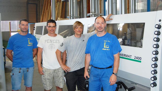 Back to the world market leader: young company directors Marc and Patrick Lüchinger flanked by technicians Arthur Pfiffner (planing facility manager) and Powermat 2400 operator Thomas Willi Lüchinger AG